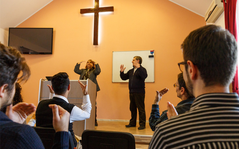 church congregation signing songs in Romanian Sign Language